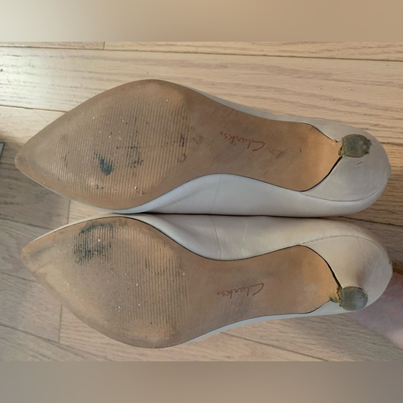 Clarks beige cream low heels US size 9 - Picture 6 of 9